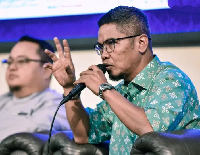 Mamat berkongsi pengalaman peribadinya ketika berdepan masalah penyalahgunaan dadah, sekali gus memberi peluang kepada pelajar mendengar kisah sebenar tentang kesan penagihan dan perjalanan untuk berubah.