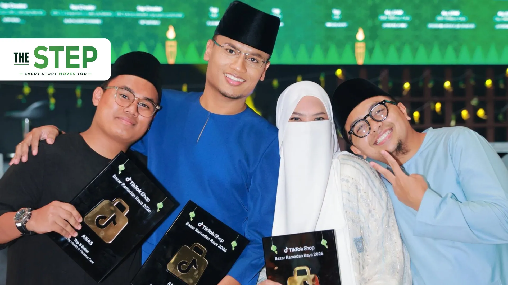 Anas Zahrin segak berbaju Melayu biru di samping adiknya, Fikri Rayyan, Ashhry dan Mazlina.