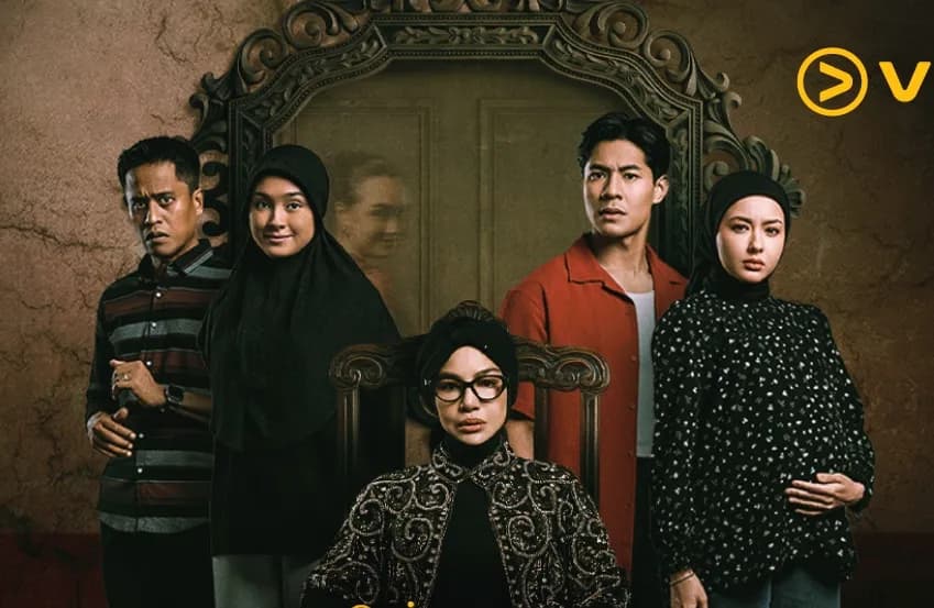 Siri Viu Original terbaharu, The Hidden Hand (Dia Perempuan Sialan), mencuri perhatian penonton apabila mendominasi kedudukan No. 1 di Viu Malaysia dan Viu Indonesia pada minggu pertama tayangan.   Bukan sekadar menguasai carta penstriman, siri 12 episod itu turut mencetuskan fenomena di media sosial apabila meraih lebih 75 juta tontonan sepanjang minggu pertama, berdasarkan data analisis Meta, Hootsuite dan TikTok Analytics.   Elemen seram, misteri, dendam serta konflik keluarga yang menjadi tunjang cerita dilihat antara faktor yang mencetuskan perbualan aktif dalam kalangan penonton.   Antara watak yang paling mencuri perhatian ialah Riska lakonan Caitlin Halderman, yang menyusup masuk ke dalam sebuah keluarga sebagai pembantu rumah dengan niat membalas dendam terhadap apa yang berlaku kepada ibunya, Bulan.   Dalam masa sama, watak Bulan yang dilakonkan Farah Ahmad turut mengundang simpati penonton, manakala lakonan Meerqeen sebagai Syawal menerima pujian, termasuk daripada pengguna media sosial yang menyifatkan persembahannya sebagai “top notch”.   Reaksi penonton di media sosial juga memperlihatkan bagaimana jalan cerita yang sarat dengan unsur mistik dan rahsia keluarga berjaya mencetuskan rasa ingin tahu terhadap perkembangan setiap episod.   Ada penonton yang mengakui terkejut dengan kemunculan Riska dan elemen mistik dalam siri berkenaan, manakala sebahagian lagi tertarik dengan perjalanan watak tersebut yang sanggup menyusup masuk ke rumah keluarga terbabit demi melaksanakan misi dendamnya.   Diterbitkan Rumah Karya Citra berdasarkan idea asal Erma Fatima, The Hidden Hand (Dia Perempuan Sialan) diarahkan Nur Sharif dengan skrip oleh Siti Jasmina.   Selain Caitlin Halderman, Meerqeen dan Hannah Delisha, siri itu turut menampilkan Datin Sri Umie Aida, Nadia Aqilah, Farah Ahmad, Amerul Affendi, Nadya Syahera, Shaharuddin Thamby dan Ismail Yaacob.   The Hidden Hand (Dia Perempuan Sialan) mengisahkan Puan Sri Asyikin (Datin Sri Umie Aida) yang melayan pembantu rumahnya, Bulan (Farah Ahmad), dengan kejam sebelum meninggal dunia secara misteri.   Lapan bulan kemudian, anak perempuan Puan Sri Asyikin, Nerina (Hannah Delisha), dan suaminya, Syawal (Meerqeen), masih menetap di rumah agam keluarga tersebut.   Kehadiran Riska sebagai pembantu rumah baharu bagaimanapun mengubah keadaan apabila wanita itu sebenarnya anak kepada Bulan dan mempunyai misi tersembunyi untuk membalas dendam.   Namun, rancangan Riska mula berdepan sesuatu yang tidak pernah dijangka apabila gangguan mistik mula berlaku di rumah berkenaan.   Episod baharu The Hidden Hand (Dia Perempuan Sialan) ditayangkan setiap Selasa dan Rabu secara eksklusif menerusi aplikasi Viu.