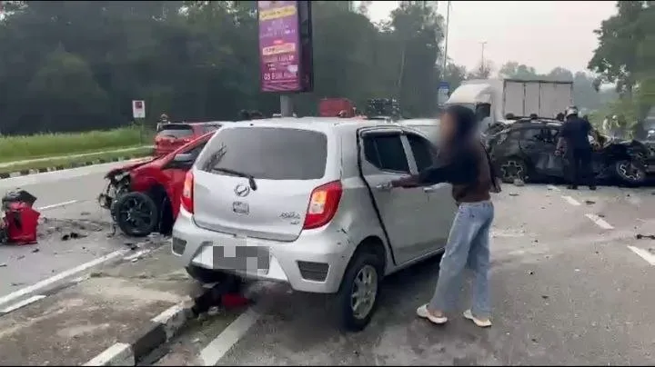 Keadaan kemalangan yang berlaku di lampu isyarat simpang tiga Alam Budiman, Persiaran Mokhtar Dahari, Shah Alam, petang semalam.
