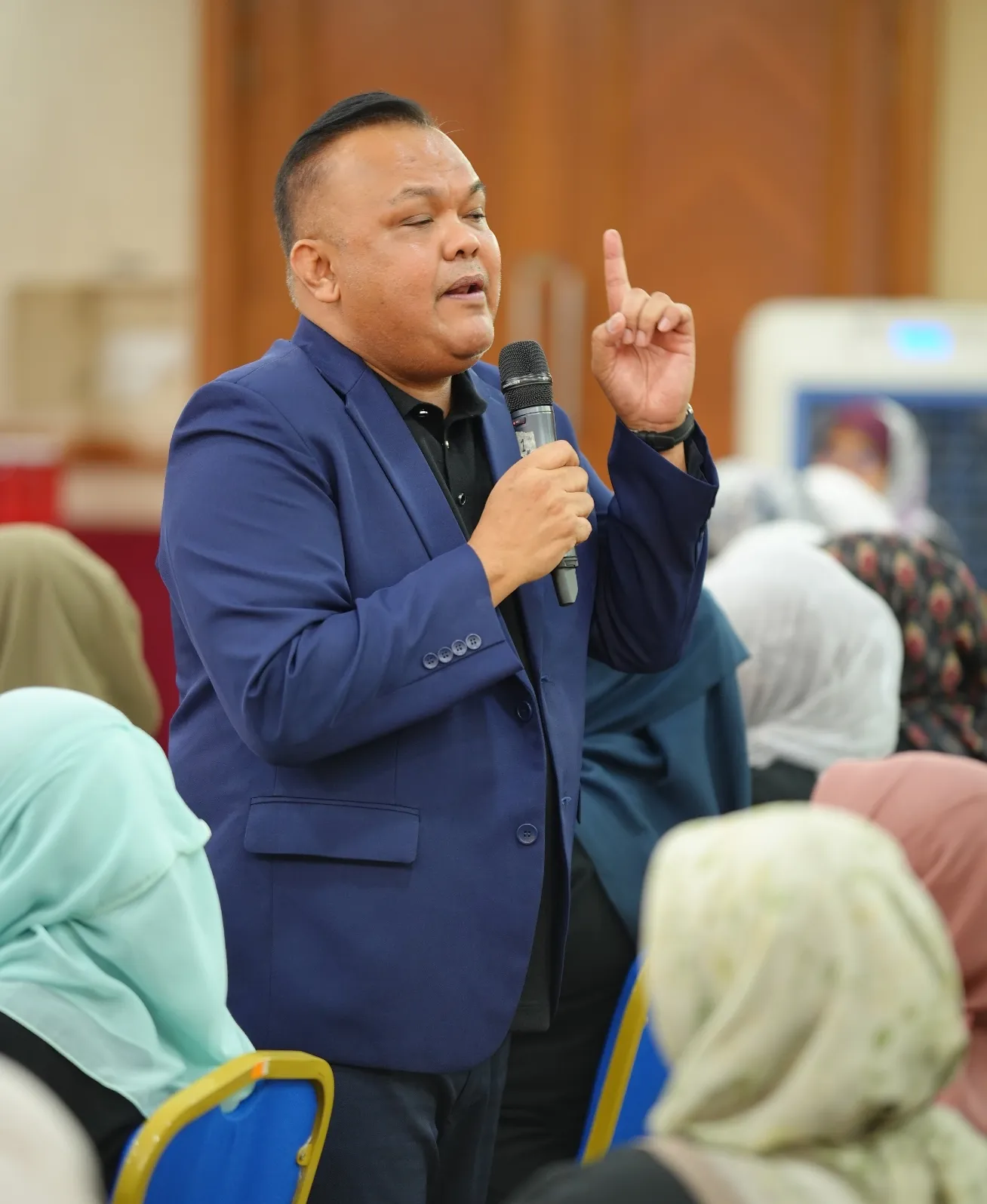 Pakar terapi emosi, Dr Hisham Dzakiria menegaskan sikap mengambil berat tidak semestinya memerlukan tindakan besar. 