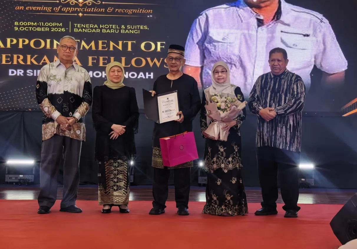 Nancy Shukri (dua dari kiri) menyampaikan sijil PERKAMA International PFA Master Trainers dan hadiah pertandingan