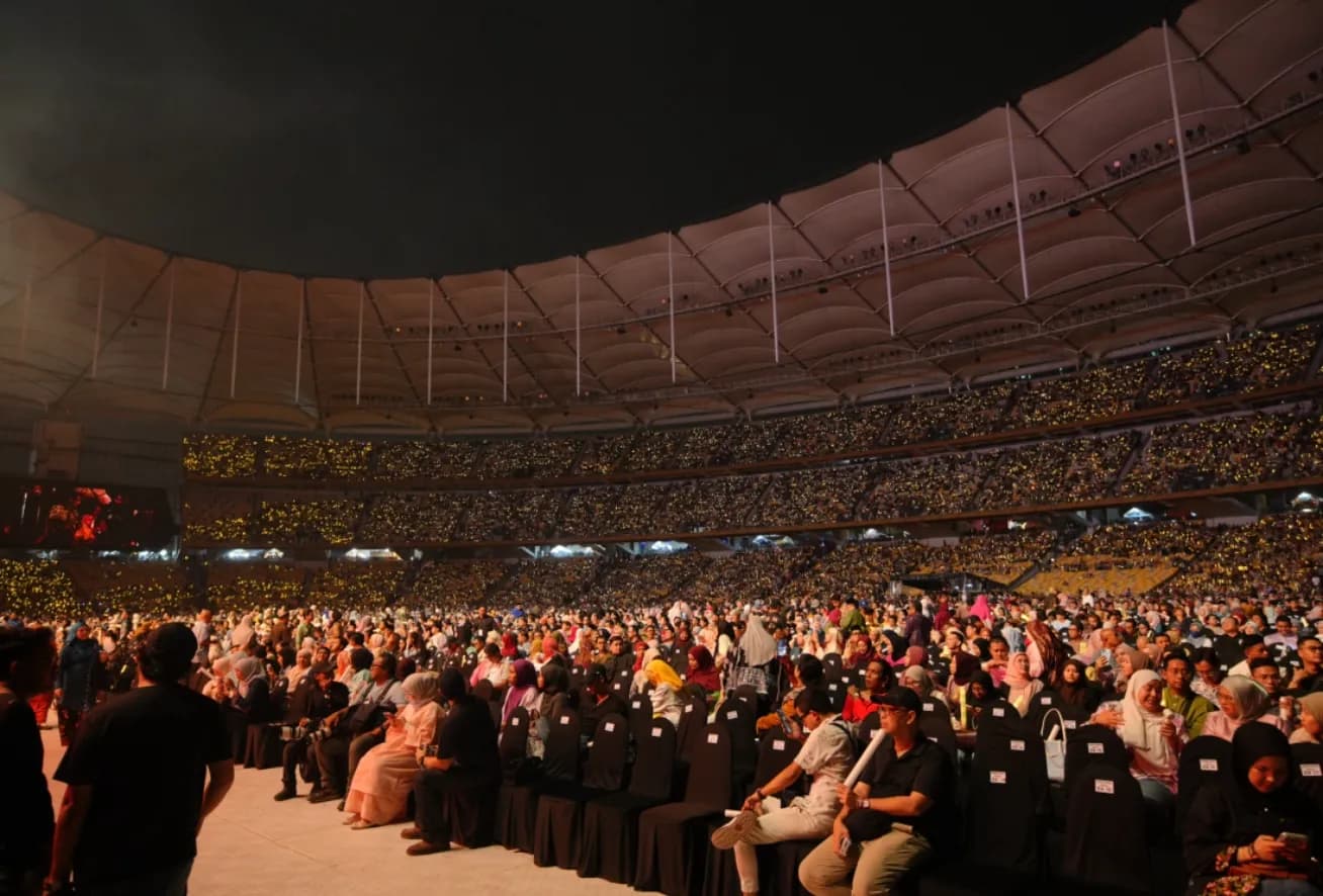 Konsert Tradisional Gema Bumantara yang berlangsung di TM Stadium Nasional Bukit Jalil, malam tadi, berjaya menarik kehadiran lebih 73,000 peminat.