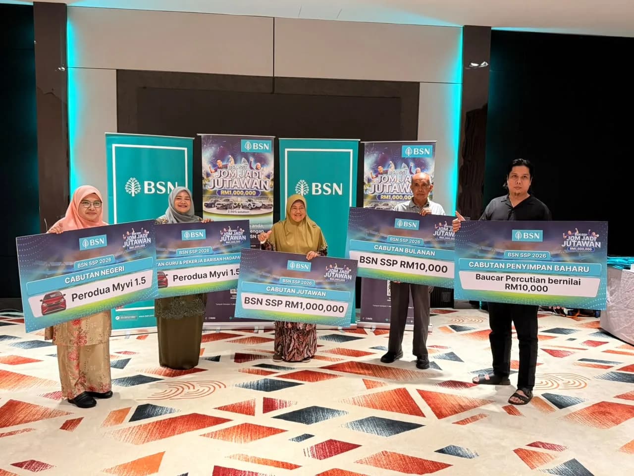 Jutawan BSN SSP ke-127, Arbaai Mat Ali (tengah) bersama barisan pemenang Cabutan BSN SSP bulan Ogos 2026 dari Kedah, dalam satu majlis yang diadakan di Alor Setar, Kedah.