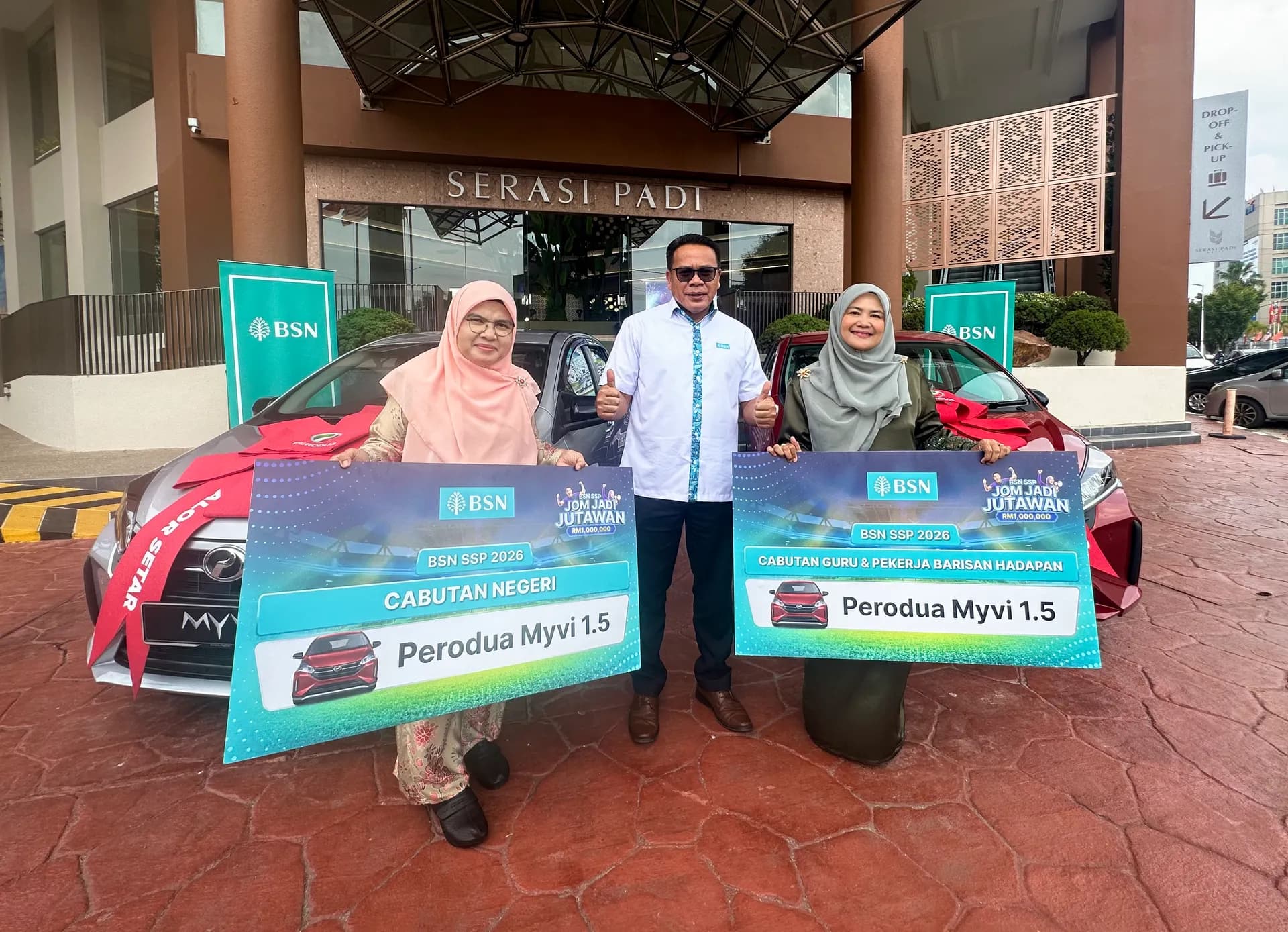 Pengarah Negeri BSN Kedah/Perlis, Shahrul Anuar Hamid (tengah) diapit pemenang BSN SSP kategori Cabutan Negeri bulan Ogos 2026.
