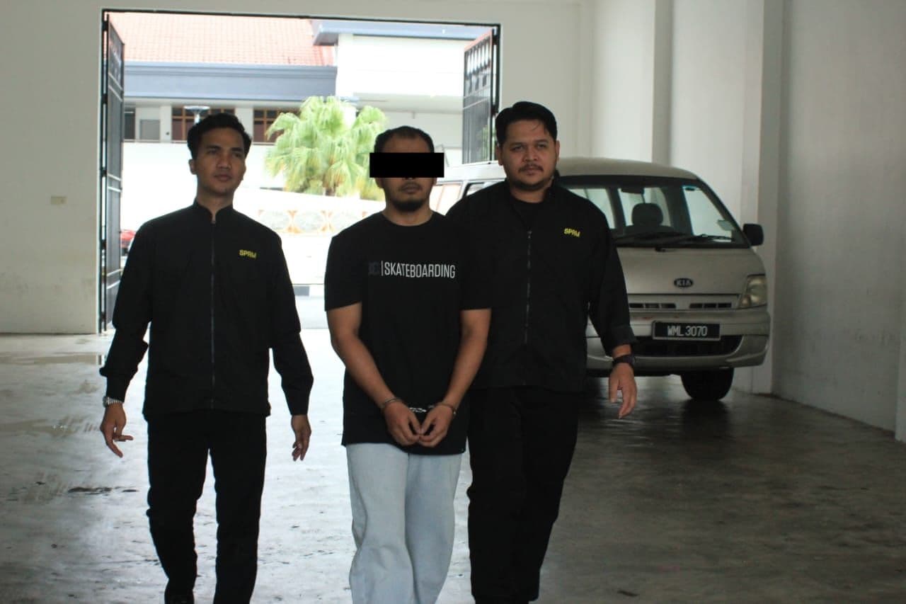 Suspek direman berhubung kelewatan pengagihan bekalan baja sebatian tambahan (Baja 3) kepada pesawah di Kedah. - Gambar SPRM