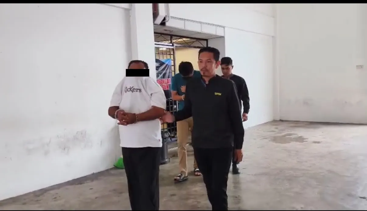 TIGA suspek direman kerana disyaki memberi dan menerima rasuah kira-kira RM155,000 sebagai balasan meluluskan sebut harga pembekalan baju sukan.