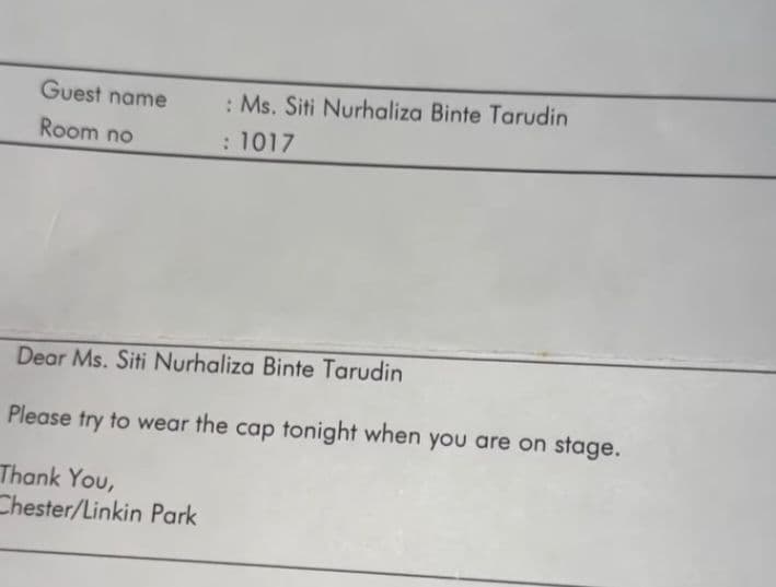 nota ringkas yang ditulis Bennington itu mempunyai permintaan khusus buat Siti supaya memakai topi yang diberikan