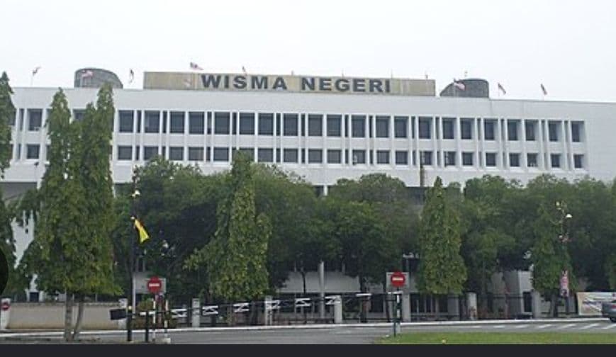 Kehadiran petugas media itu bagi mendapatkan reaksi Menteri Besar, Datuk Ismail Lasim