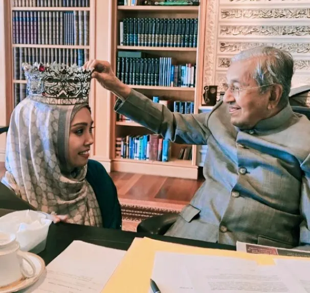 Menariknya, She Chose to Rise tidak hanya berkisar mengenai kejayaan, sebaliknya Zairita memilih untuk berkongsi sisi kehidupan yang pernah jatuh, kecewa dan terluka