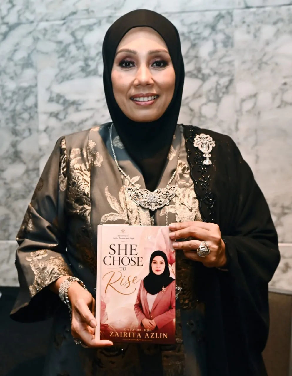 Menariknya, She Chose to Rise tidak hanya berkisar mengenai kejayaan, sebaliknya Zairita memilih untuk berkongsi sisi kehidupan yang pernah jatuh, kecewa dan terluka
