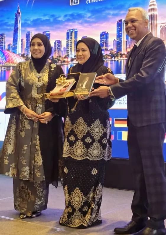 Menariknya, She Chose to Rise tidak hanya berkisar mengenai kejayaan, sebaliknya Zairita memilih untuk berkongsi sisi kehidupan yang pernah jatuh, kecewa dan terluka