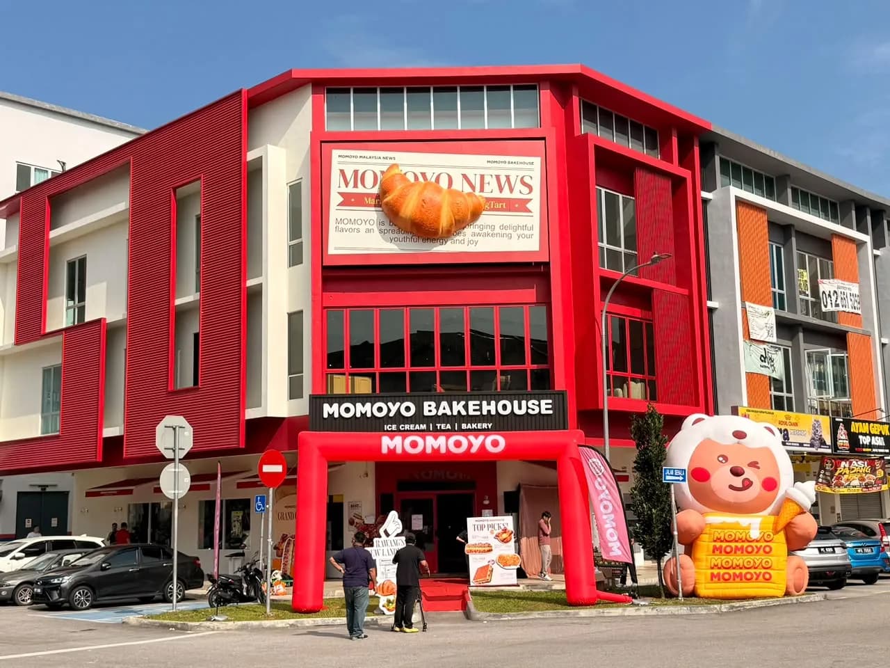 MOMOYO membuka kedai utama pertamanya dengan berkonsepkan bakeri di Bandar Tasik Puteri, Rawang, Selangor yang menawarkan suasana menikmati hidangan lebih selesa.