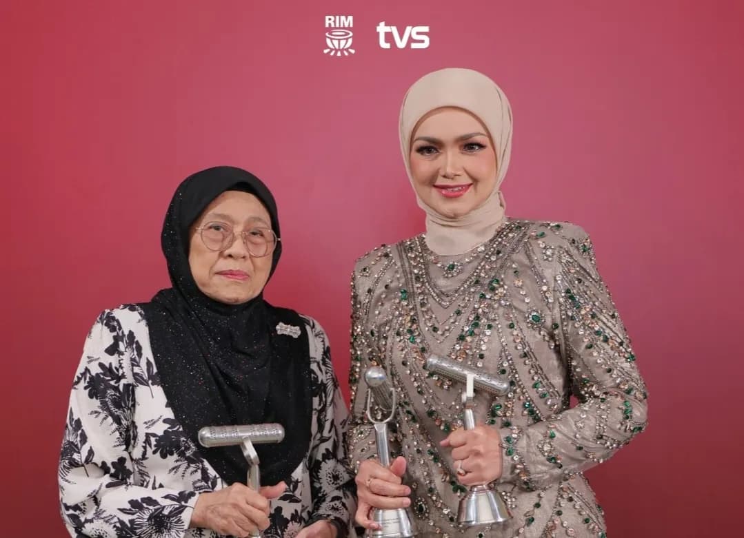 Tindakan Siti itu mendapat pujian ramai netizen yang menyifatkannya sebagai contoh adab dan budi bahasa yang wajar dicontohi, khususnya oleh generasi muda.