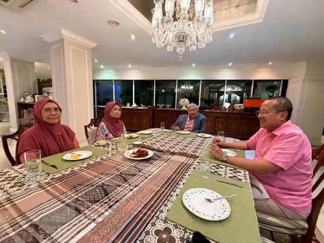 Ahmad Samsuri turut menyifatkan Allahyarham sebagai seorang yang mesra dan ceria