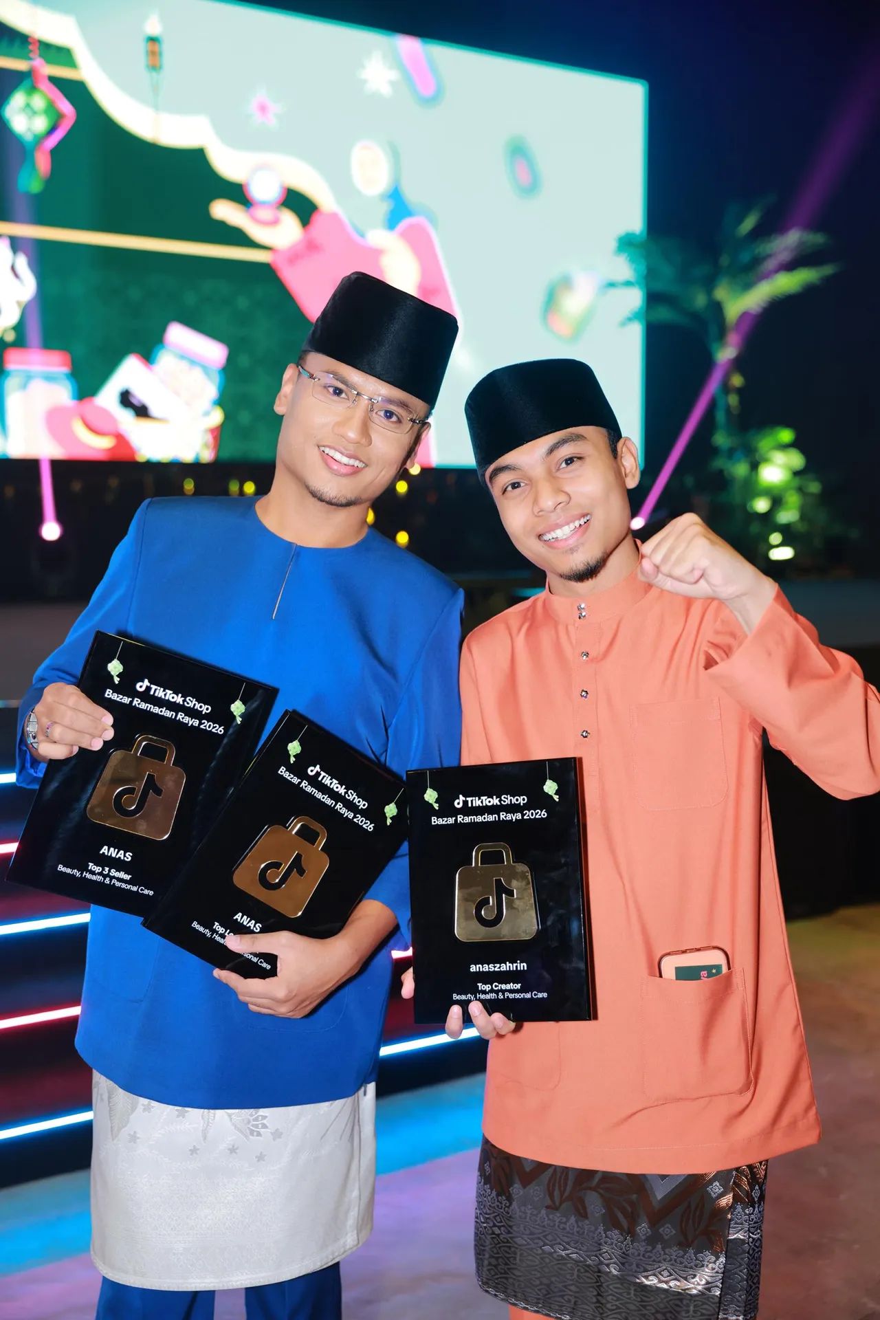 Anas Zahrin bersama Ahmad Yusof yang juga rakan baiknya.