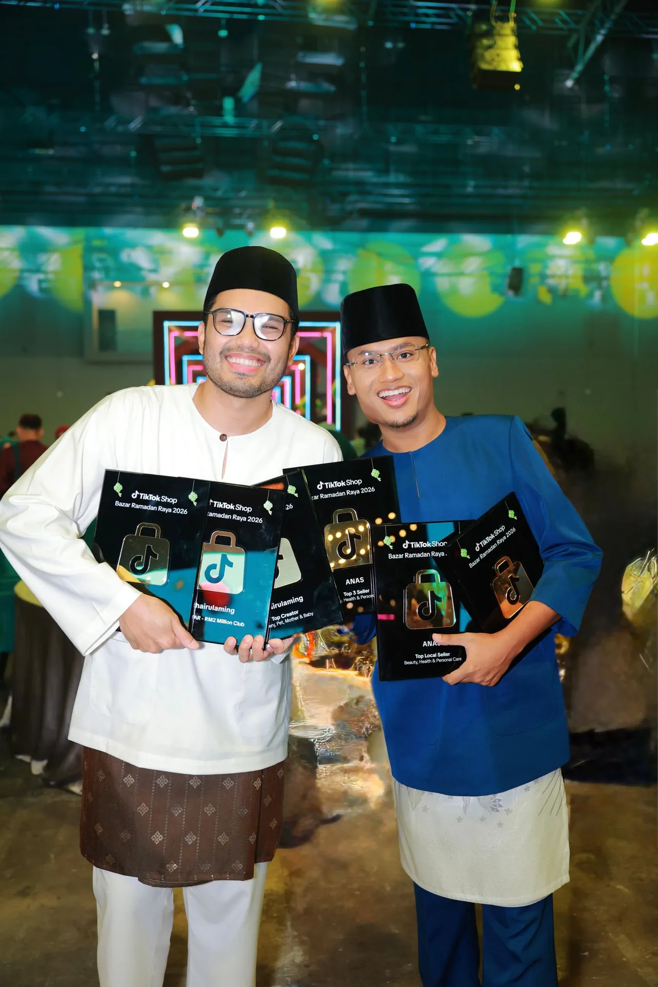 Dua pempengaruh hebat, Anas Zahrin dan Khairul Aming saling menyokong
