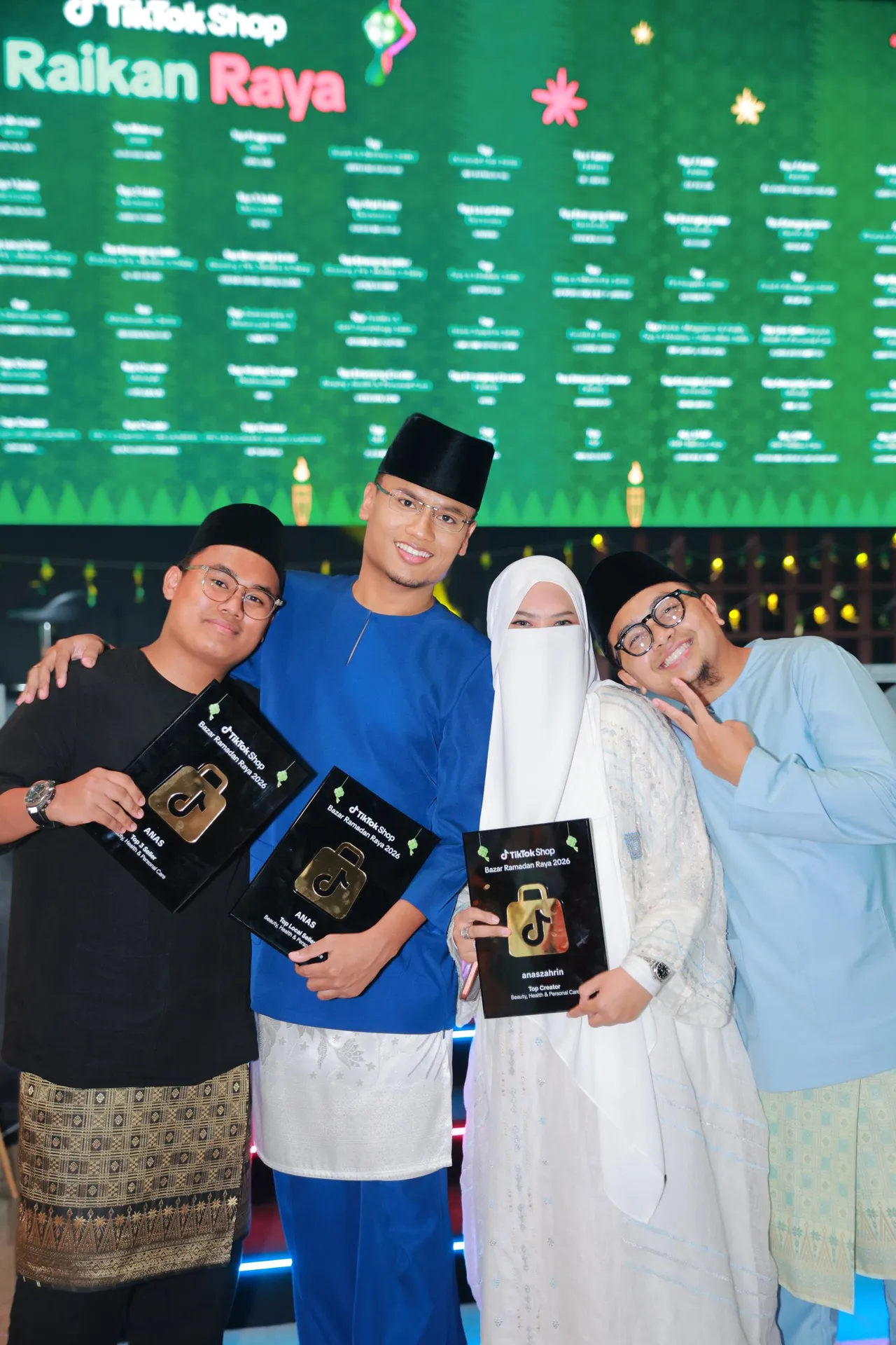 Anas Zahrin segak berbaju Melayu biru di samping adiknya, Fikri Rayyan, Ashhry dan Mazlina.