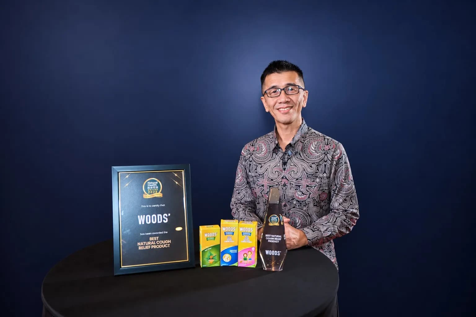 Pengurus Jenama Kalbe Malaysia Sdn Bhd, Christopher dan Pengurus Negara Kalbe Malaysia Sdn Bhd, Oktavianus (kanan) bersama pengiktirafan bagi kategori Anugerah Produk Kelegaan Batuk Semula Jadi Terbaik.