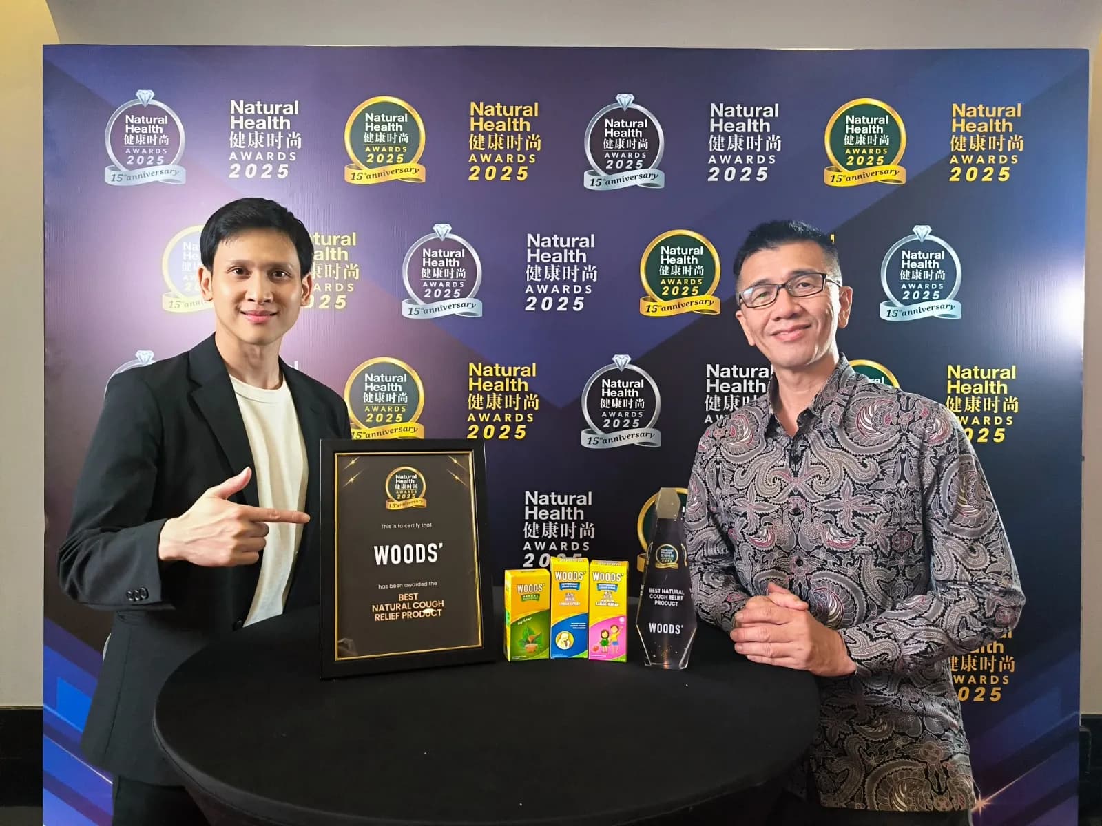 Pengurus Jenama Kalbe Malaysia Sdn Bhd, Christopher dan Pengurus Negara Kalbe Malaysia Sdn Bhd, Oktavianus (kanan) bersama pengiktirafan bagi kategori Anugerah Produk Kelegaan Batuk Semula Jadi Terbaik.