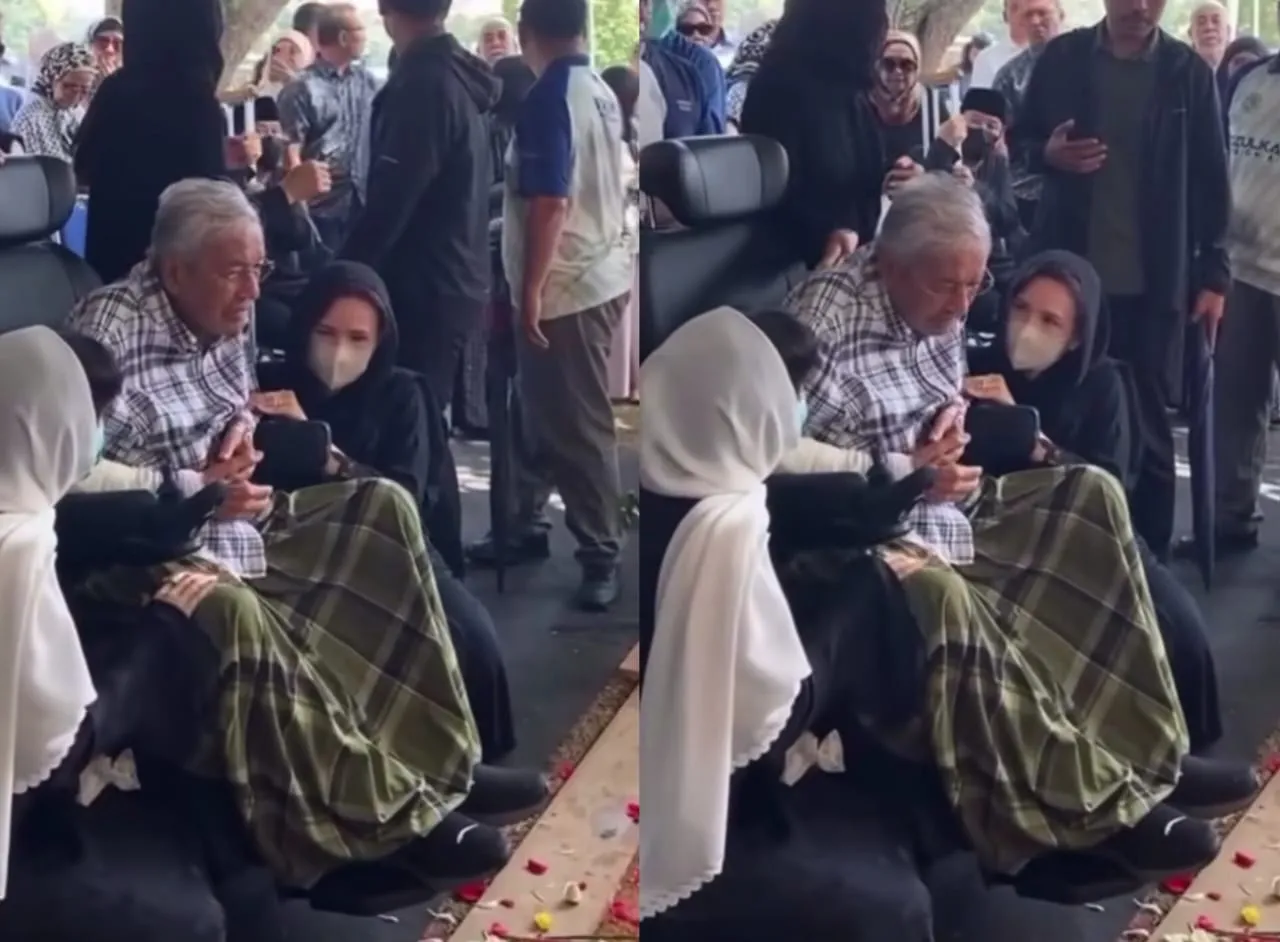 Tun Mahathir tidak dapat menahan sebak sehingga air matanya mengalir