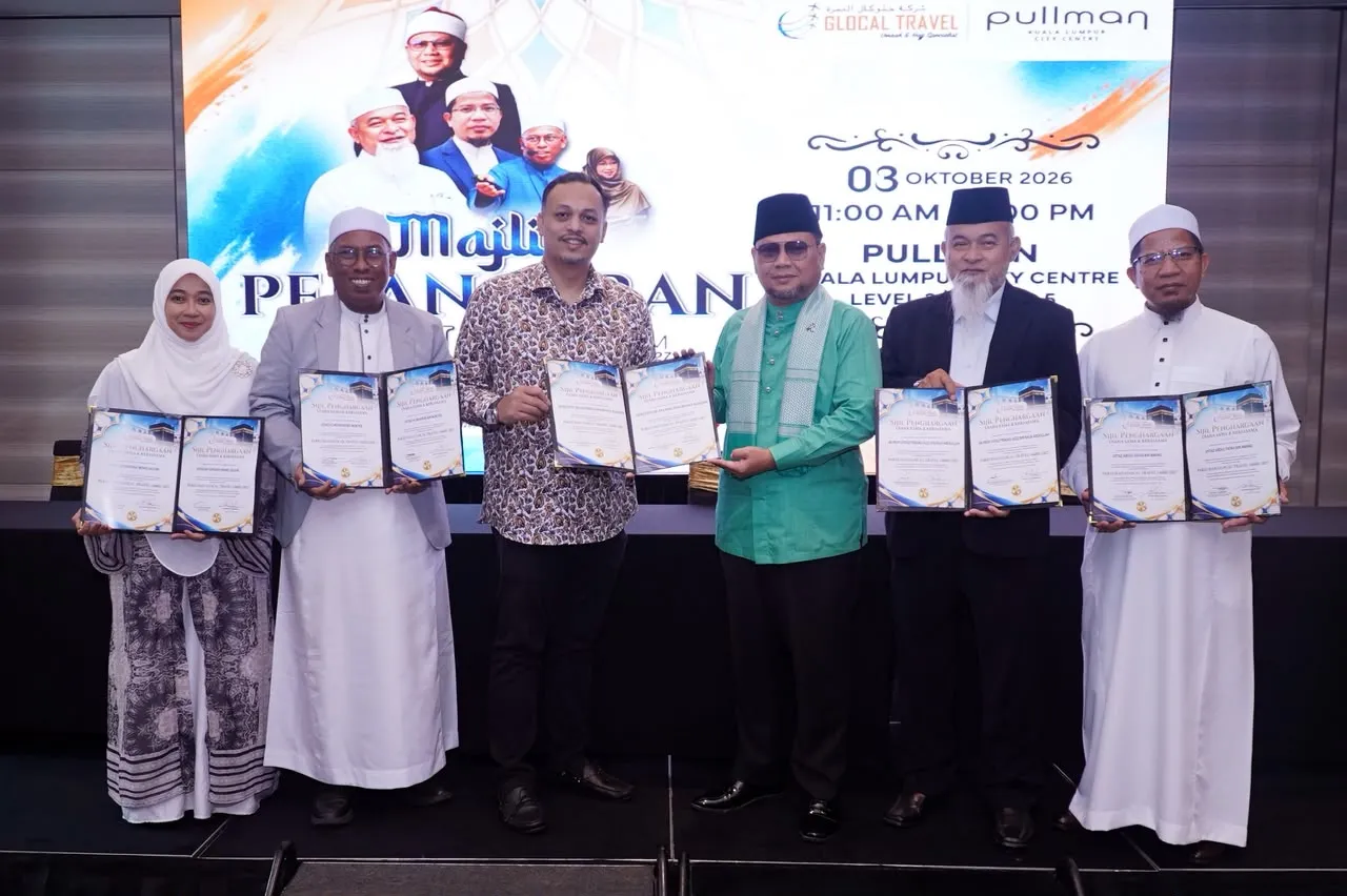 Ketua Pegawai Eksekutif Glocal Travel, Dato' Mohd Idzham Mohd Isa (tiga kiri) menyampaikan Sijil Penghargaan Usahasama dan Kerjasama kepada Ikon dan Pembimbing Jemaah Haji Glocal 1448H/2027M, Dato' Dr Ustaz Haji Badli Shah Haji Alauddin (tiga kanan) dan barisan pembimbing utama Glocal Travel pada Majlis Pelancaran Pakej Haji Musim 1448H/2027 di Kuala Lumpur, hari ini.