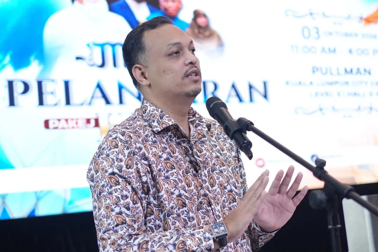 Ketua Pegawai Eksekutif Glocal Travel, Dato' Mohd Idzham Mohd Isa (tiga kiri) menyampaikan Sijil Penghargaan Usahasama dan Kerjasama kepada Ikon dan Pembimbing Jemaah Haji Glocal 1448H/2027M, Dato' Dr Ustaz Haji Badli Shah Haji Alauddin (tiga kanan) dan barisan pembimbing utama Glocal Travel pada Majlis Pelancaran Pakej Haji Musim 1448H/2027 di Kuala Lumpur, hari ini.