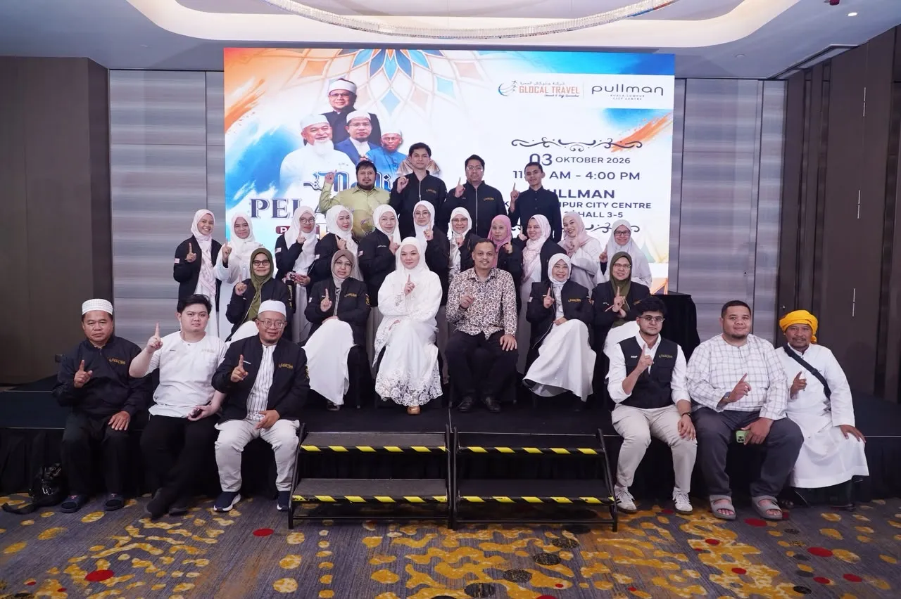 Ketua Pegawai Eksekutif Glocal Travel, Dato' Mohd Idzham Mohd Isa (tiga kiri) menyampaikan Sijil Penghargaan Usahasama dan Kerjasama kepada Ikon dan Pembimbing Jemaah Haji Glocal 1448H/2027M, Dato' Dr Ustaz Haji Badli Shah Haji Alauddin (tiga kanan) dan barisan pembimbing utama Glocal Travel pada Majlis Pelancaran Pakej Haji Musim 1448H/2027 di Kuala Lumpur, hari ini.