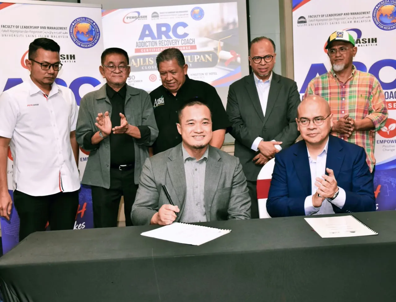 Kemuncak majlis penutup turut menyaksikan detik bersejarah apabila berlangsungnya *Majlis Menandatangani Memorandum Persefahaman (MoU) antara PENGASIH Malaysia dan USIM.*