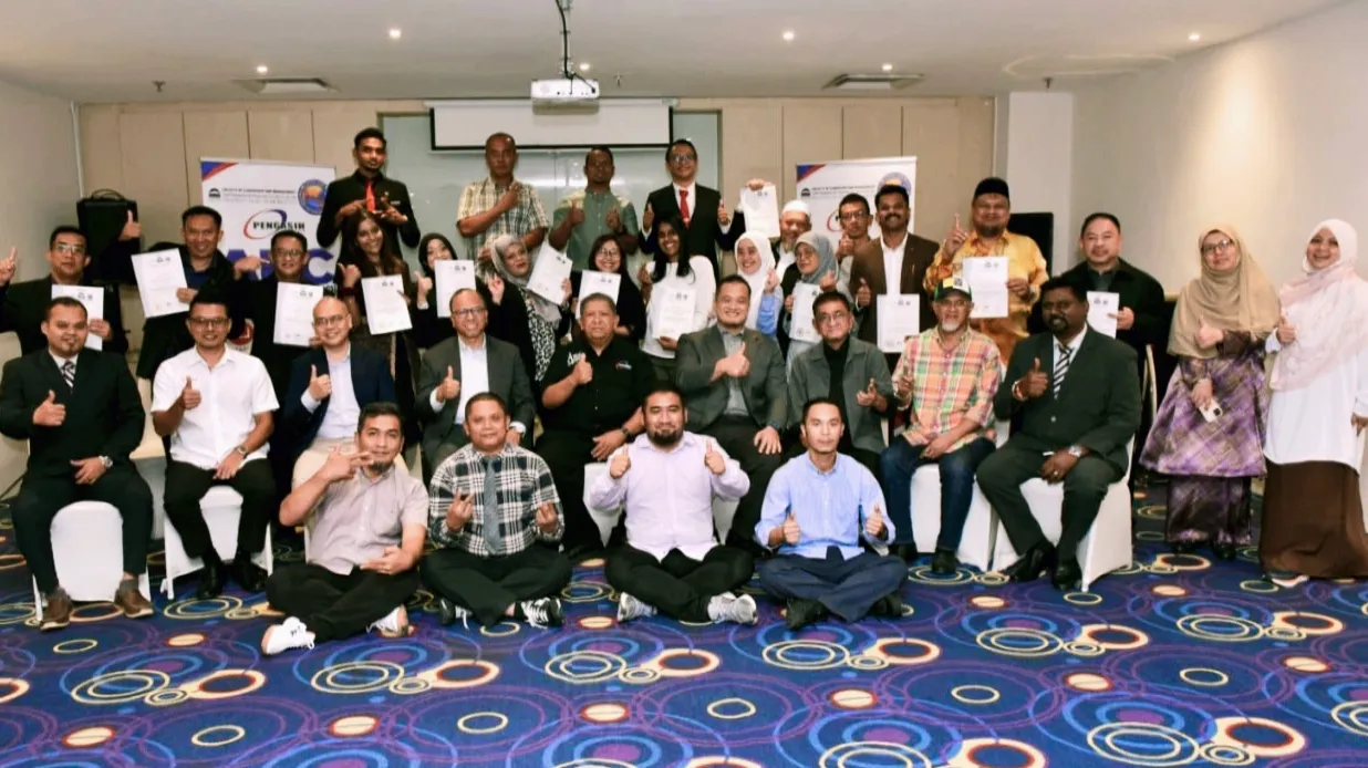 Penyampaian sijil kepada semua peserta serta cenderahati.