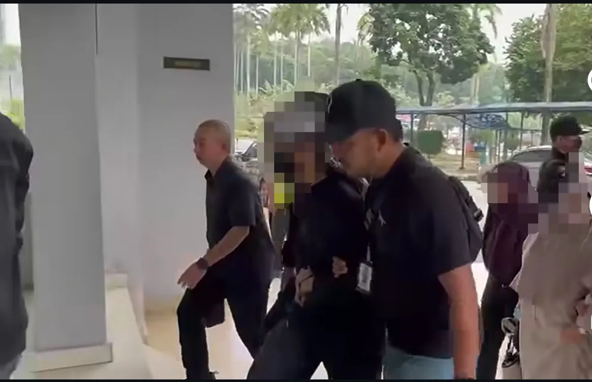 LELAKI terpalit kontroversi susulan dakwaan melakukan amalan atau ritual agama bukan Islam ditahan bersama ibunya di Kuala Lumpur, tengah hari tadi.