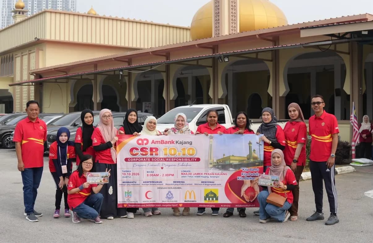 Warga kerja AmBank Kajang menyantuni komuniti berbilang kaum yang hadir ke program CSR 10.10