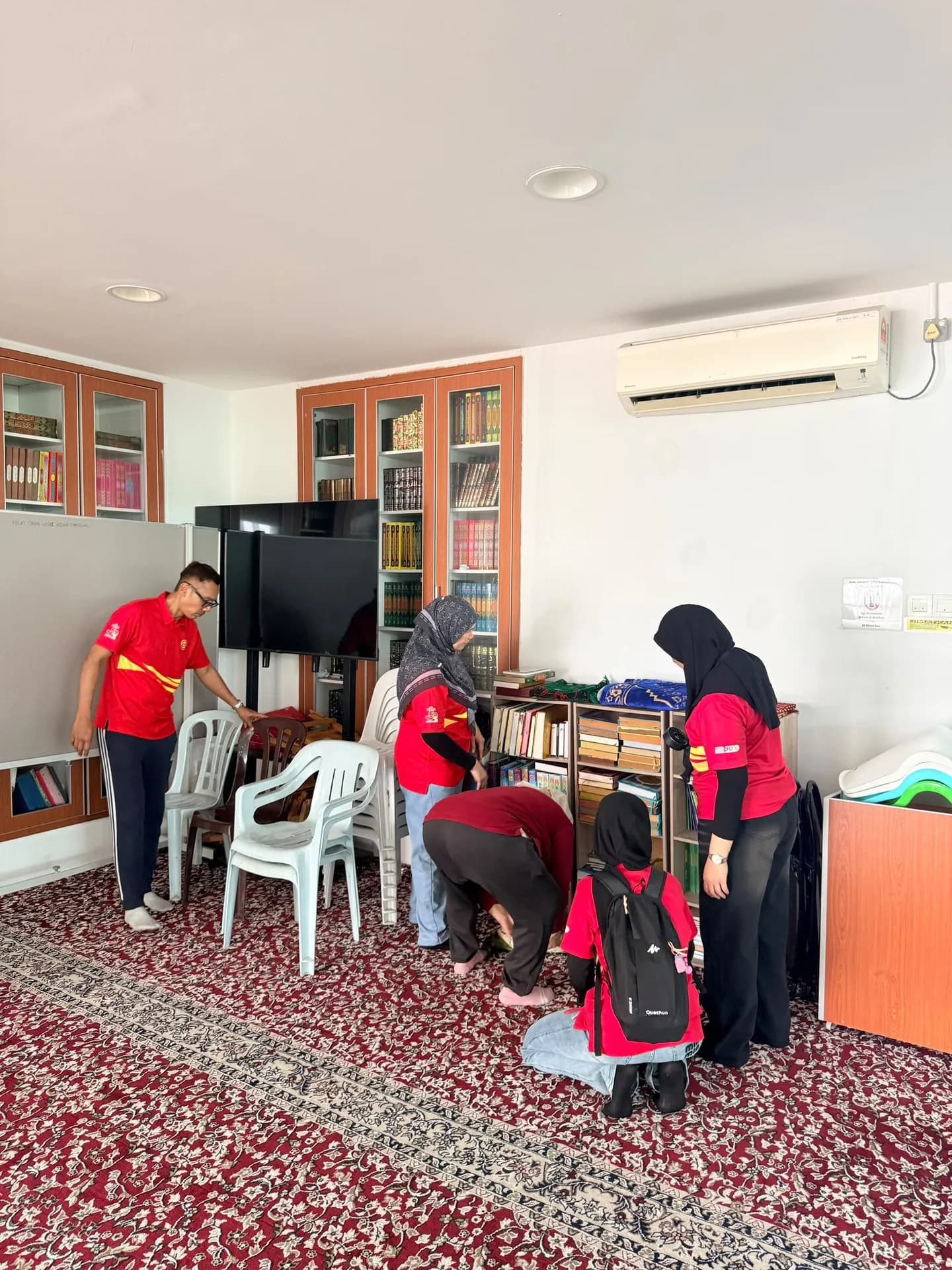 Warga kerja AmBank Kajang menyantuni komuniti berbilang kaum yang hadir ke program CSR 10.10