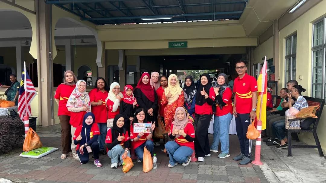 Warga kerja AmBank Kajang menyantuni komuniti berbilang kaum yang hadir ke program CSR 10.10