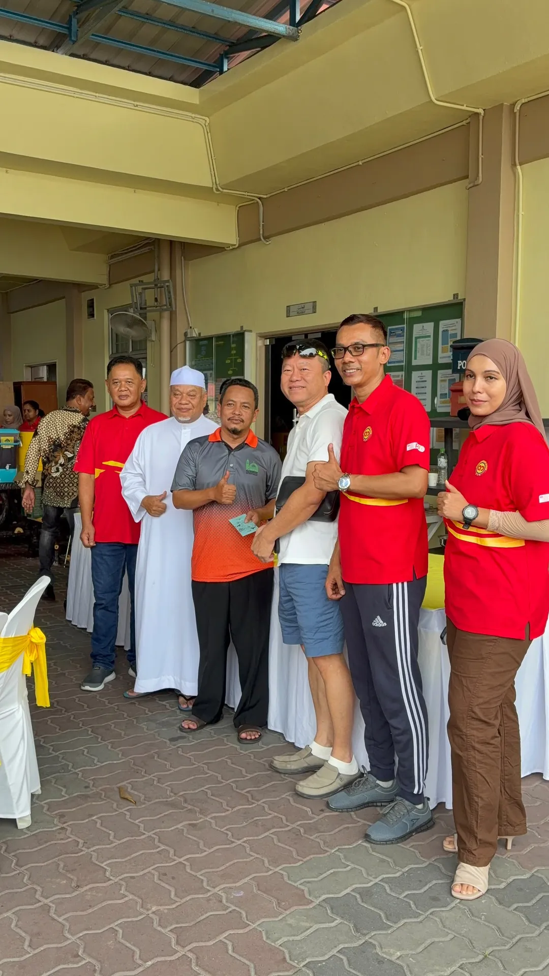 Warga kerja AmBank Kajang menyantuni komuniti berbilang kaum yang hadir ke program CSR 10.10