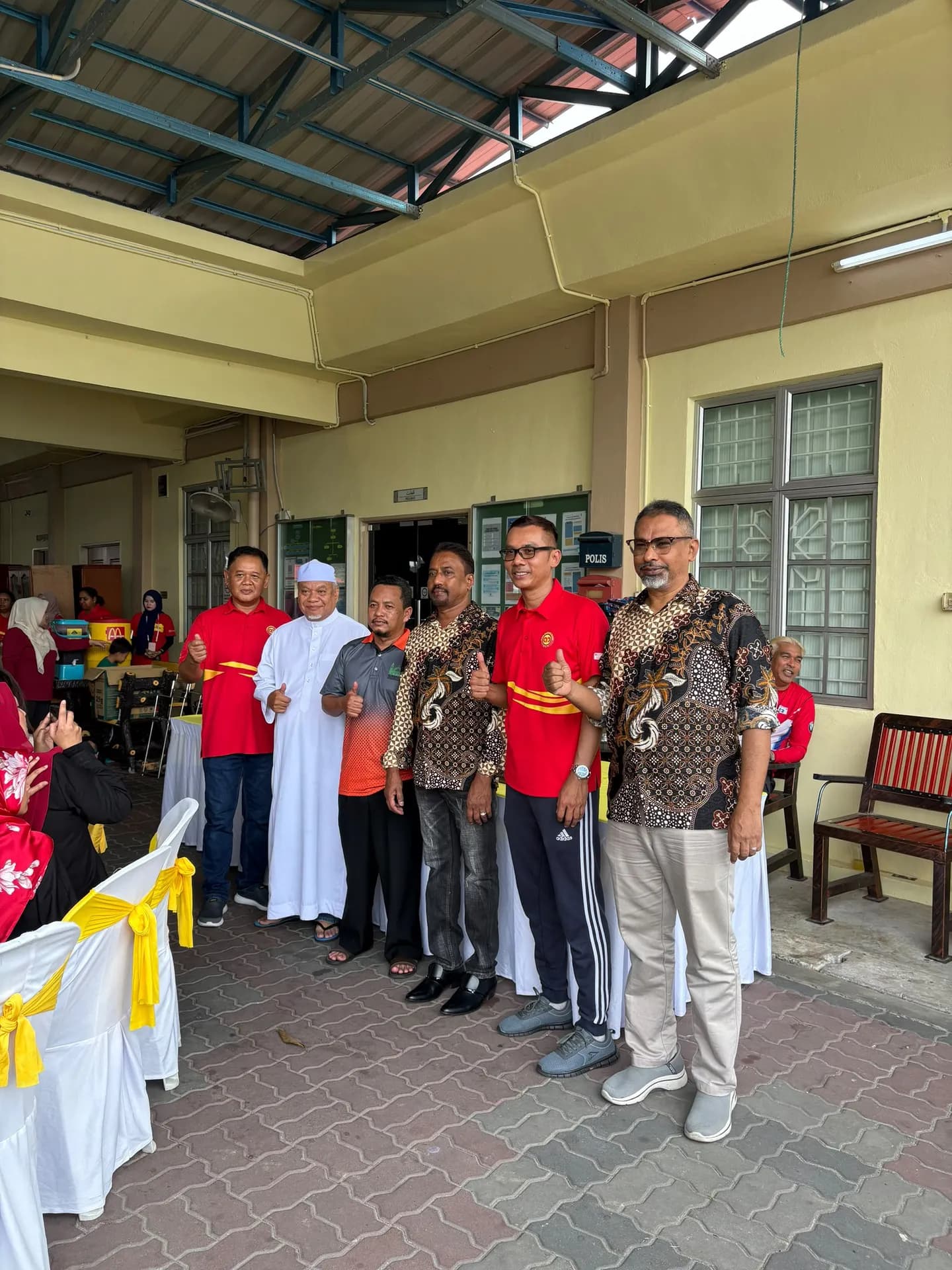 Warga kerja AmBank Kajang menyantuni komuniti berbilang kaum yang hadir ke program CSR 10.10