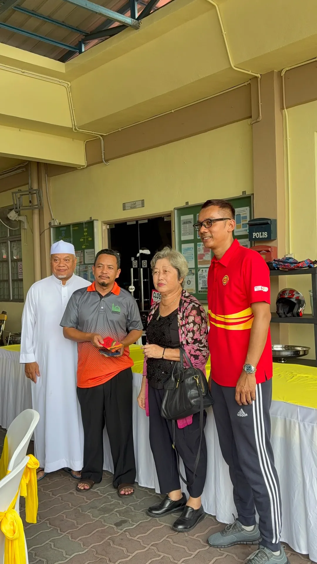 Warga kerja AmBank Kajang menyantuni komuniti berbilang kaum yang hadir ke program CSR 10.10
