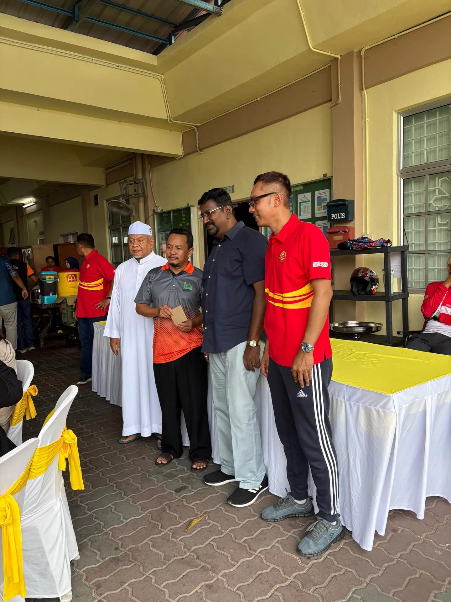 Warga kerja AmBank Kajang menyantuni komuniti berbilang kaum yang hadir ke program CSR 10.10