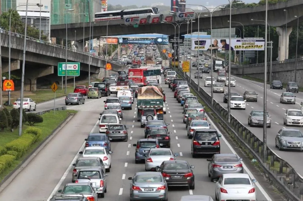 Kebergantungan yang berterusan kepada kenderaan persendiri meningkatkan kos perjalanan dan pencemaran udara serta menambah beban terhadap infrastruktur jalan raya.