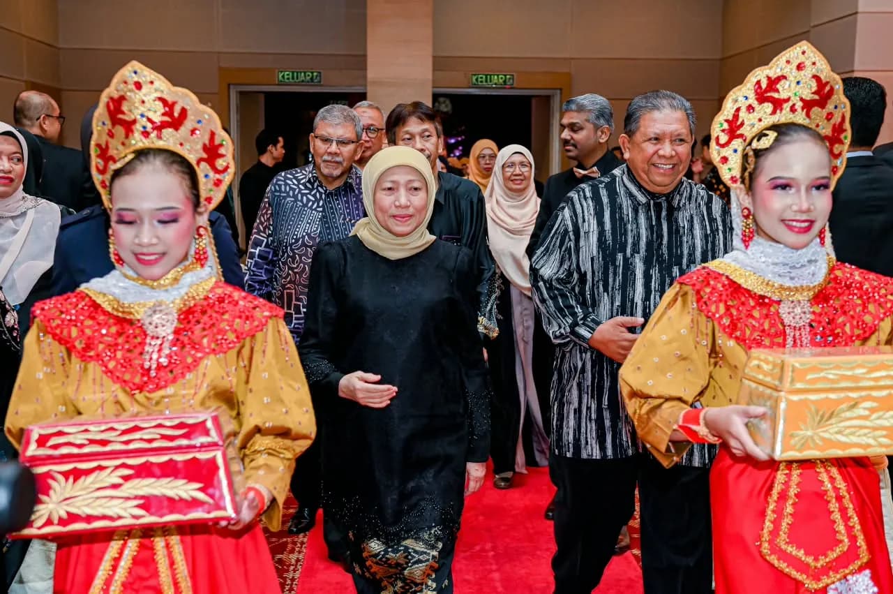 Malam Gala NATCOM 2026 yang gilang-gemilang pada 9 Oktober yang lalu telah dirasmikan oleh YB Dato’ Sri Hajah Nancy Shukri, Menteri Pembangunan Wanita, Keluarga dan Masyarakat.