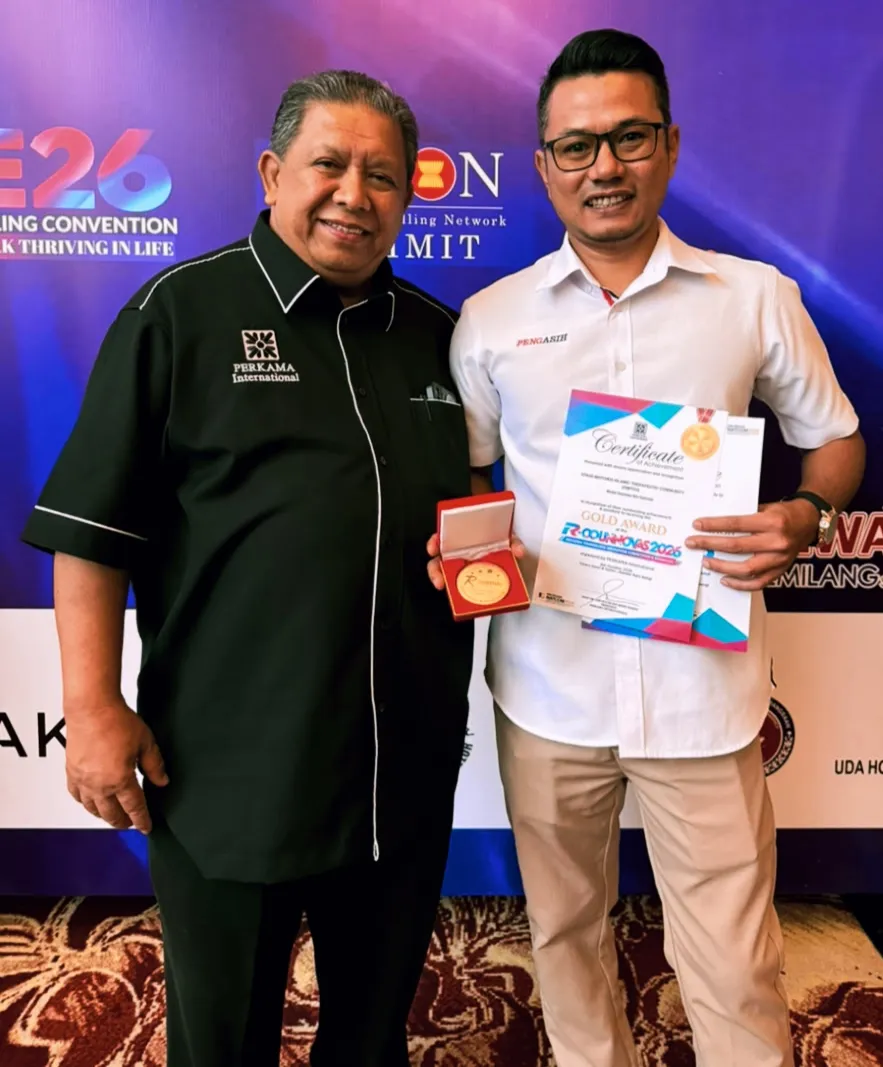Razman Rahmat dari Pengasih Malaysia menerima Pingat Emas bagi Produk Inovasinya SMITC - Stage-Matched Islamic Therapeutic Community Module.