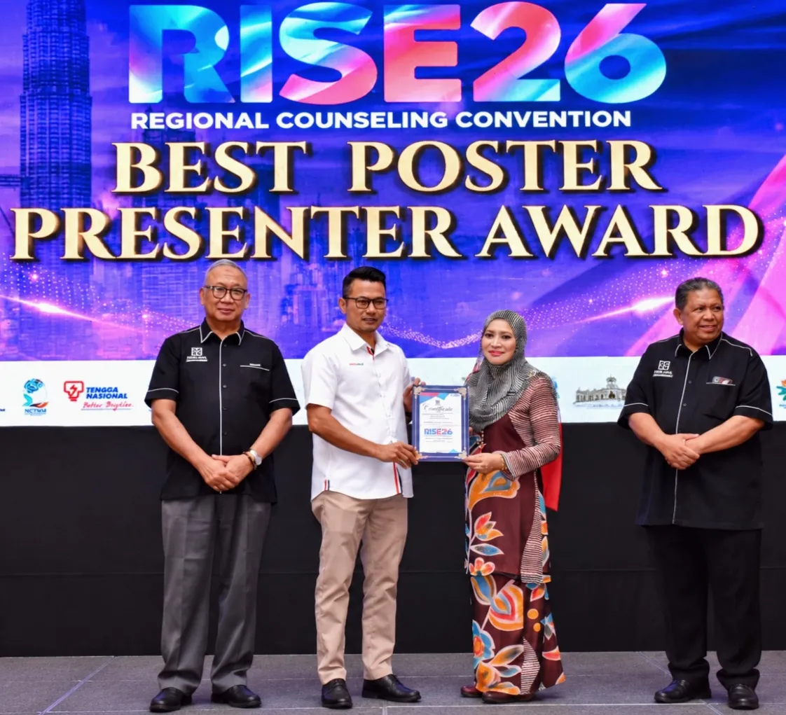 Razman Rahmat dari Pengasih Malaysia menerima Pingat Emas bagi Produk Inovasinya SMITC - Stage-Matched Islamic Therapeutic Community Module.