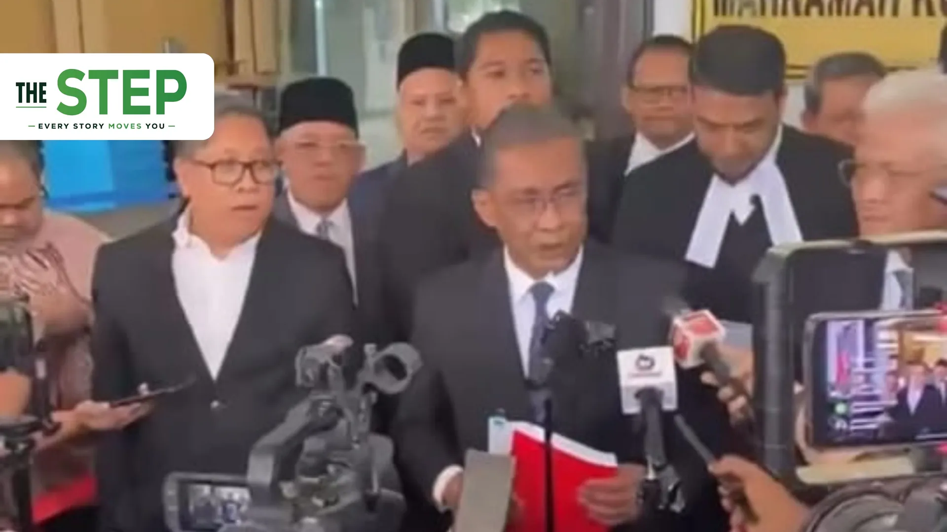 “Bangga dan syukur. Bersama kita ada 15 orang yang mewakili Perikatan Nasional (PN) dalam proses prosiding semakan kehakiman hari ini' - Takiyuddin