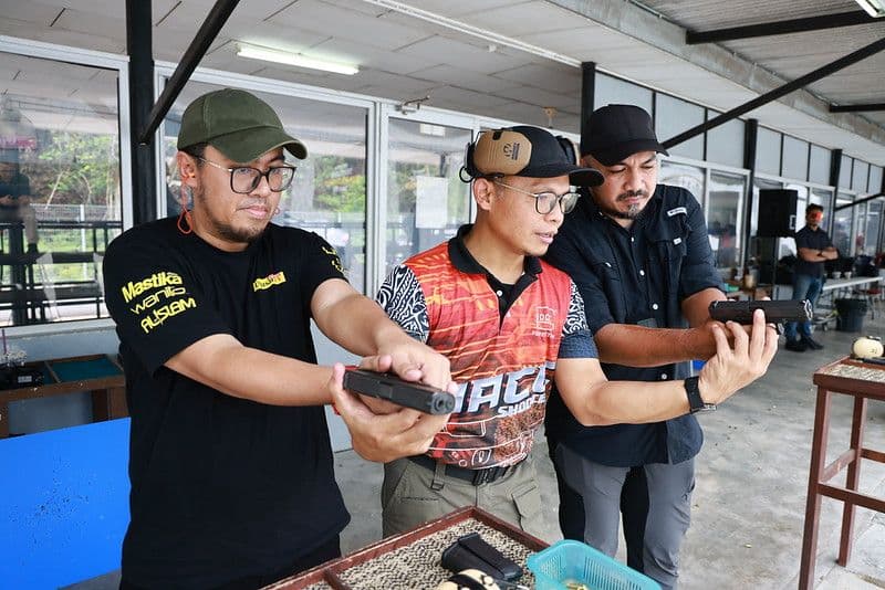 Wakil media turut diajar asas menembak dan aspek keselamatan.