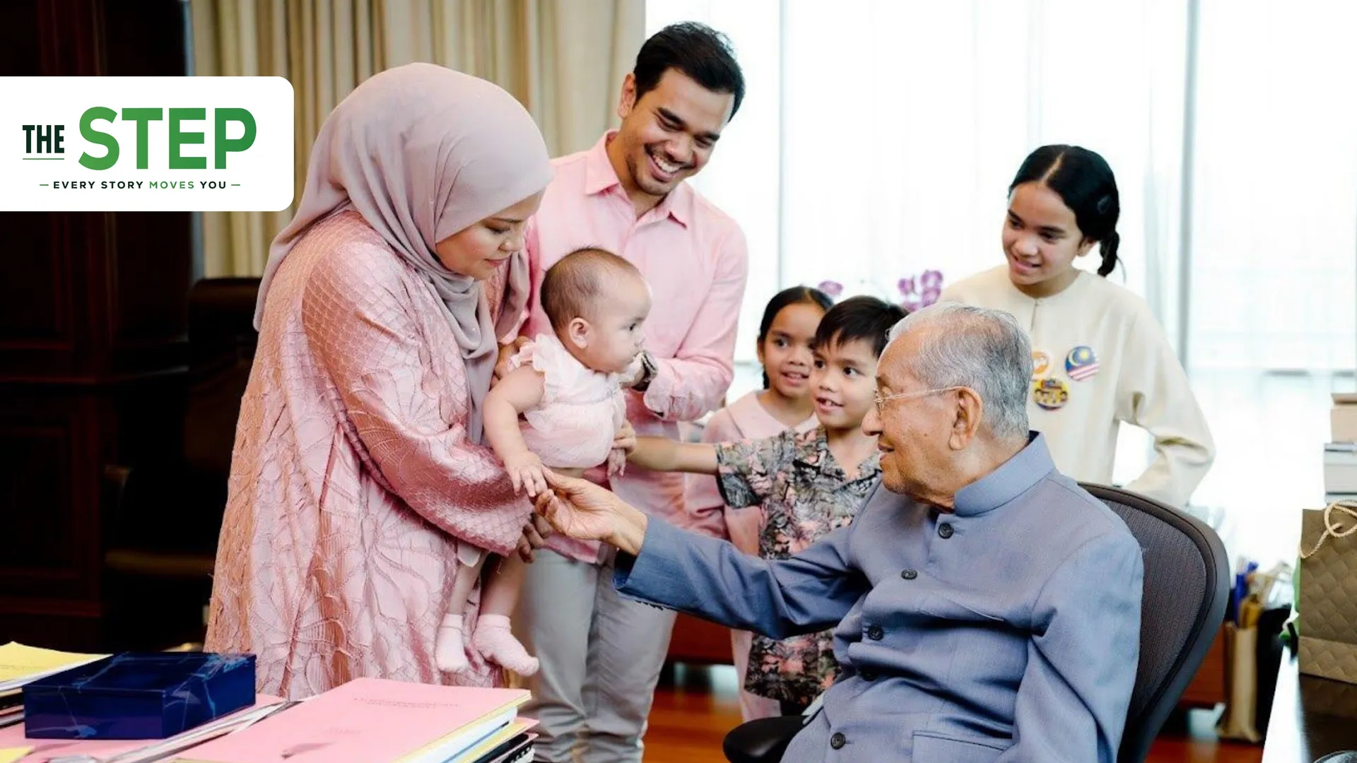 Alif turut berkongsi hasil kreativiti anak-anaknya yang disediakan khas sebagai tanda penghormatan kepada Tun Mahathir.