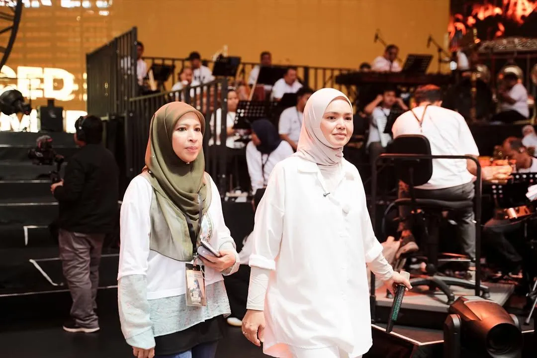 Di sebalik kejayaan seorang bintang, terdapat pengurus dan pasukan yang bekerja keras memastikan setiap impian menjadi kenyataan.