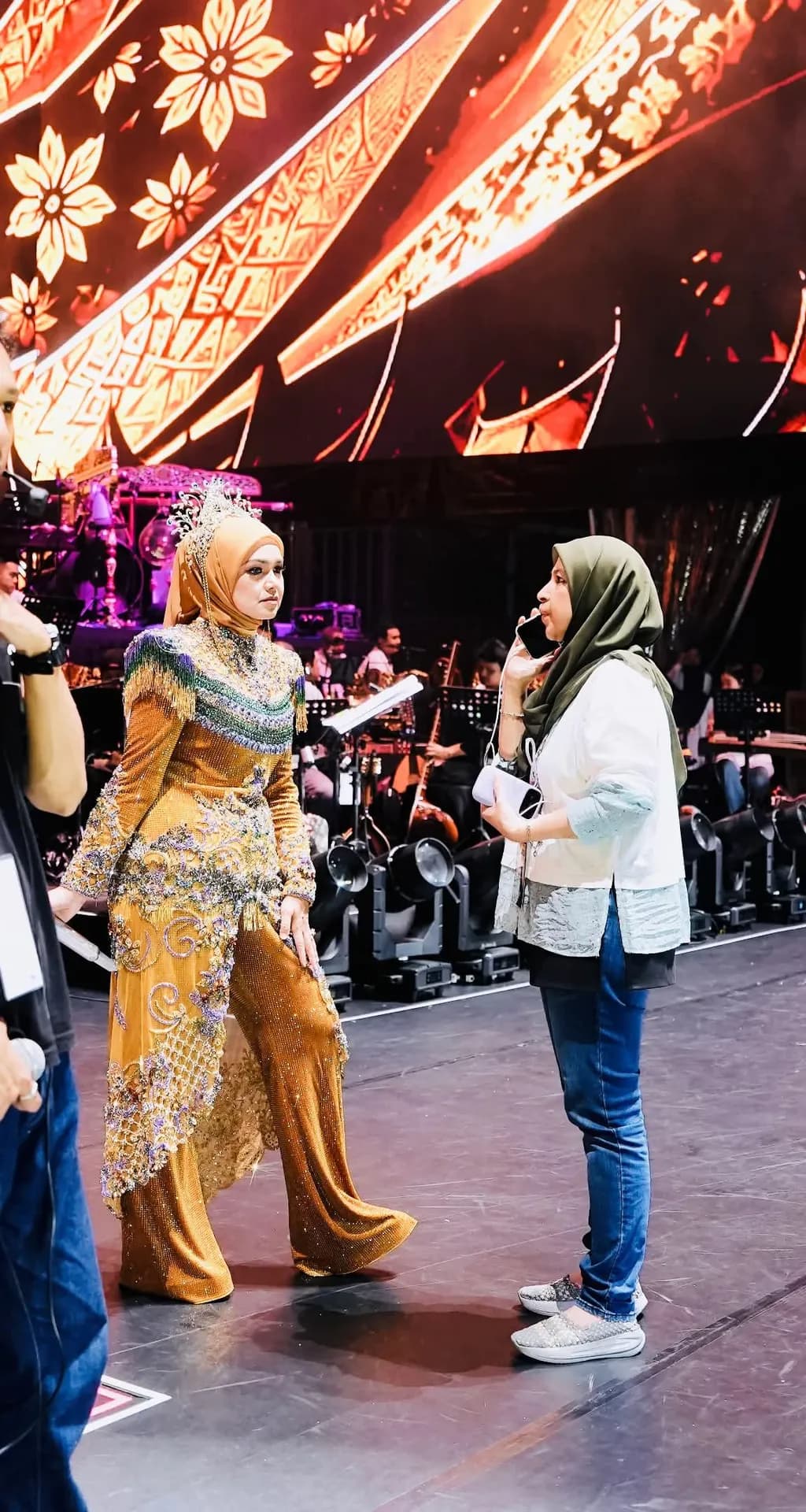 Rozi bersama Siti Nurhaliza di belakang pentas Konsert Tradisional Gema Bumantara