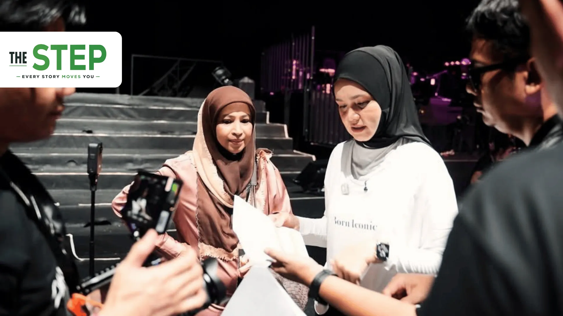 Di sebalik kejayaan seorang bintang, terdapat pengurus dan pasukan yang bekerja keras memastikan setiap impian menjadi kenyataan.