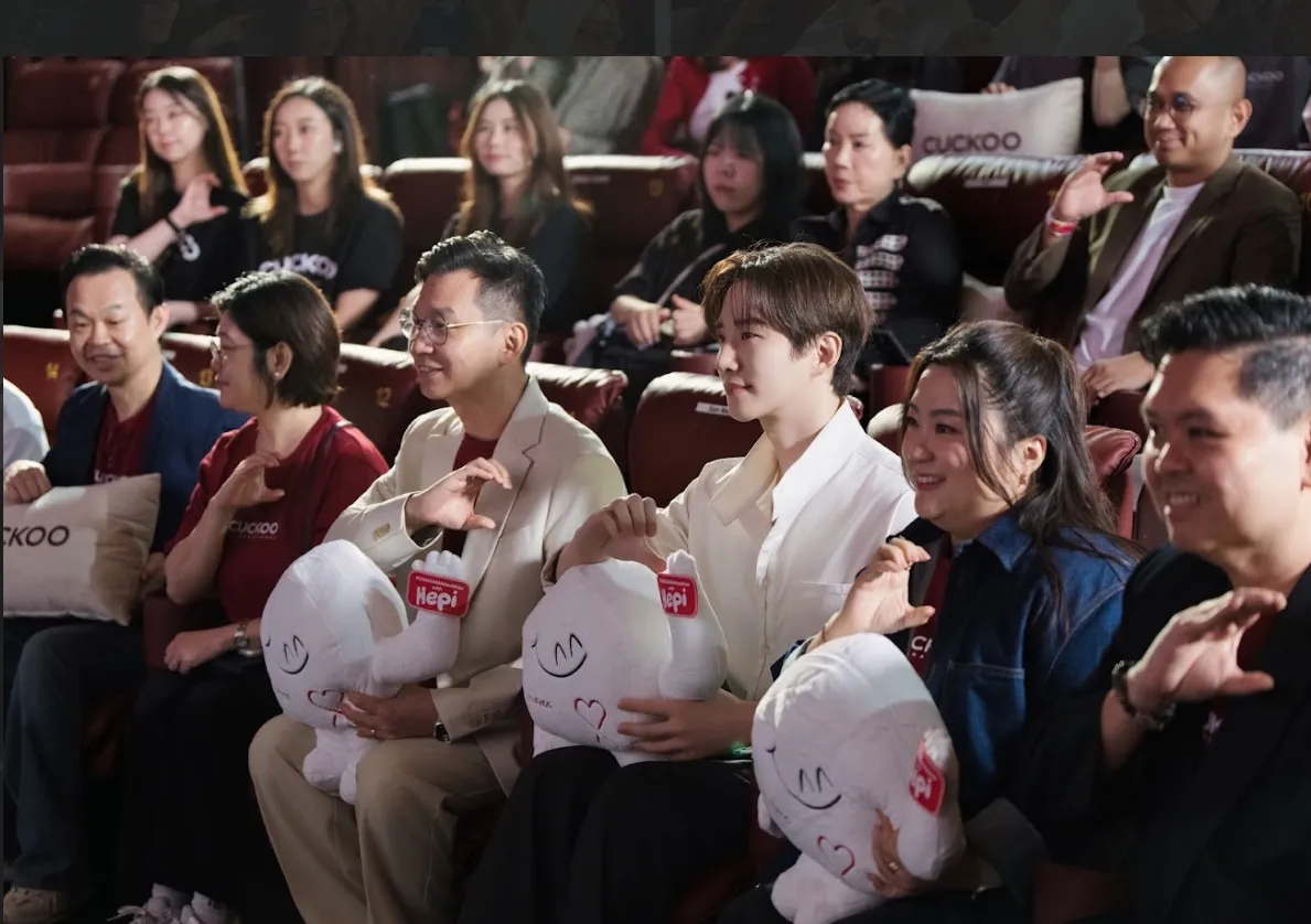 Lee Junho turut berinteraksi dengan peminat yang hadir sebelum menjadi individu pertama menerima hamper berkenaan.