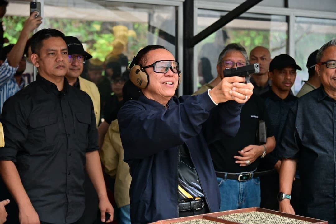 Abd Halim Aman membidik sasaran ketika merasmikan Program Menembak SPRM Bersama Media 2026 di Maktab Penjara Malaysia.